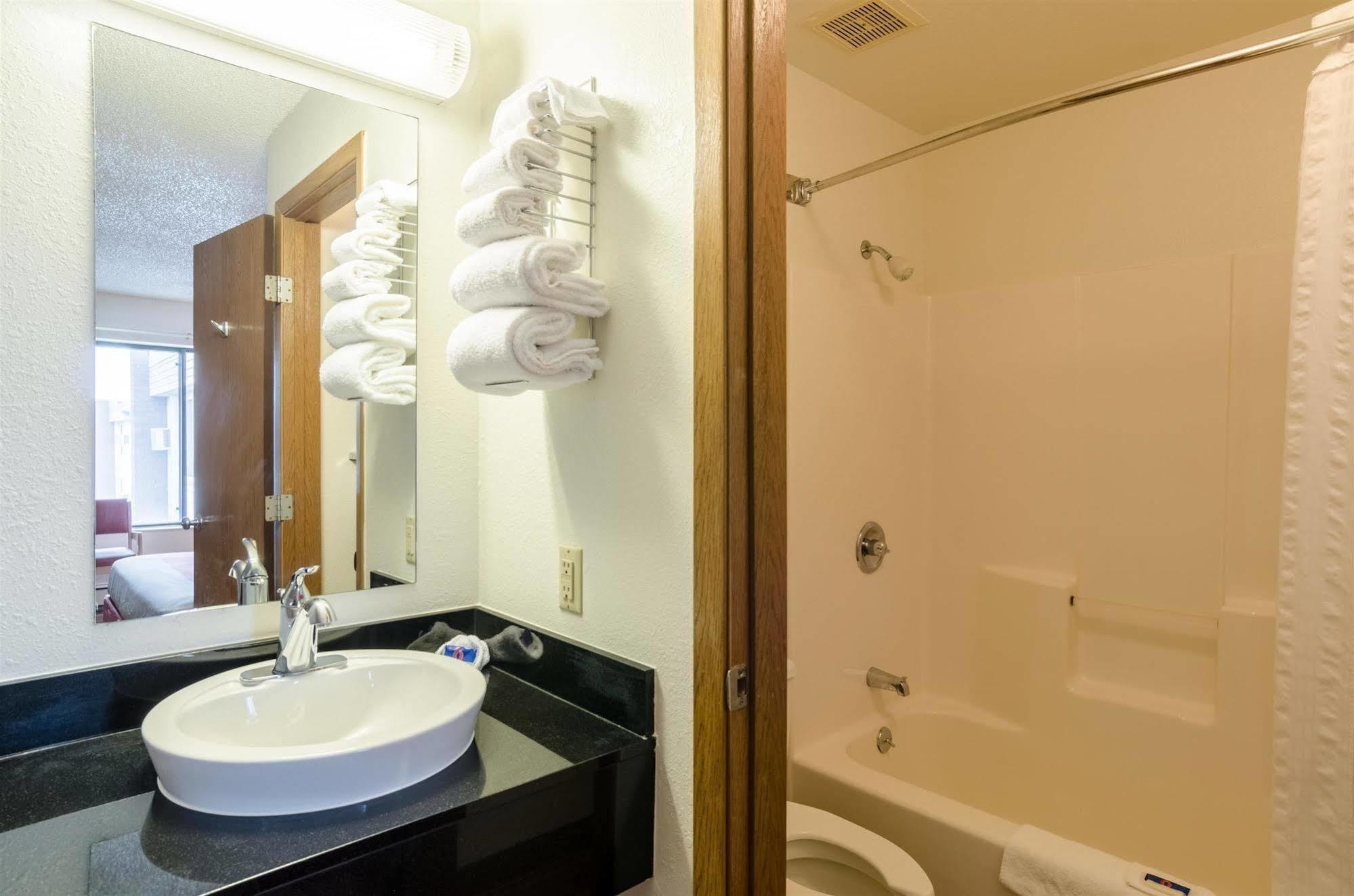 Baymont By Wyndham Gillette Hotel Bagian luar foto